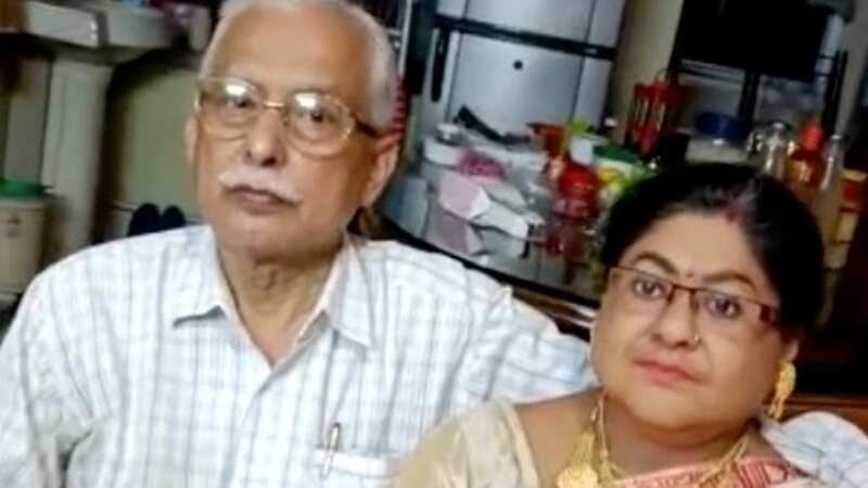 Tapas Sandilya and the life-like silicon dummy of his former wife (Image: Jam Press Vid/Newslions)