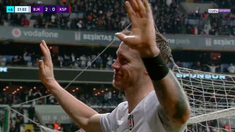 Wout Weghorst appeared to say good bye to Besiktas fans amid links to Man Utd (Image: beinSPORTS)