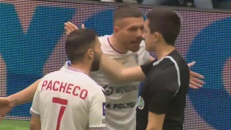 Lukas Podolski made his feelings clear after a refereeing call (Image: Sky Sports de)