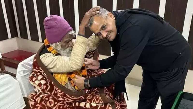 Ram Surat, 98, (sitting on the left) was locked up for six years for theft after a family mistook his alms-seeking for thievery (Image: timesofindia)