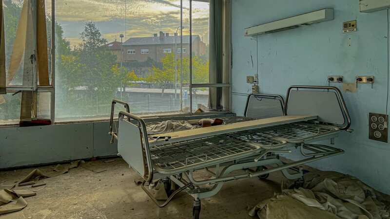 A ward remains fitted out with beds and grubby blankets scattered about (Image: mediadrumimages/@places_forgotte)