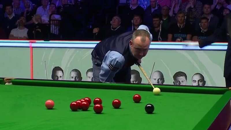 Mark Williams attempts one-handed shot in deciding frame against O