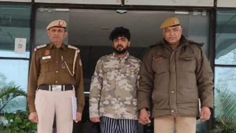 Abhinav Prakash flanked by the cops that arrested him for making a hoax bomb call to SpiceJet (Image: TOI)