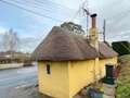 'Britain's flattest house' now up for auction for £70,000 qhiquqitkiqxeinv