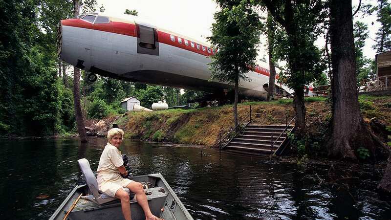 Jo Ann Ussery steers a boat on a pond outside her converted Boeing 727 (Image: Corbis via Getty Images)