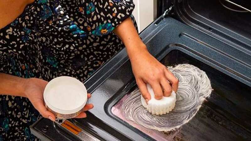It can be used to clean tough grimey oven doors, hobs, glass shower screens and more
