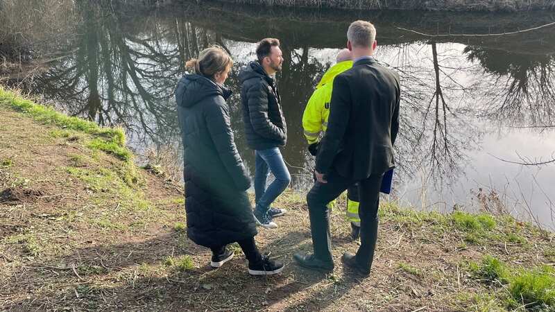 Paul Ansell is briefed at the scene by police (Image: @5_News)