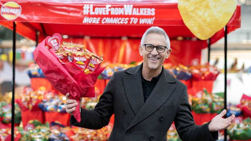 Football legend Gary Lineker surprised London shoppers at the crisp-themed flower stall (Image: SWNS)