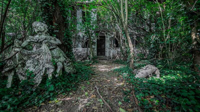 The path leading up to the almost hidden home (Image: mediadrumimages/@tesoriabbandona)