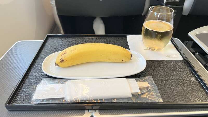 Kris Chari received a banana on a plane (Image: Kris_Chari/flyertalk)