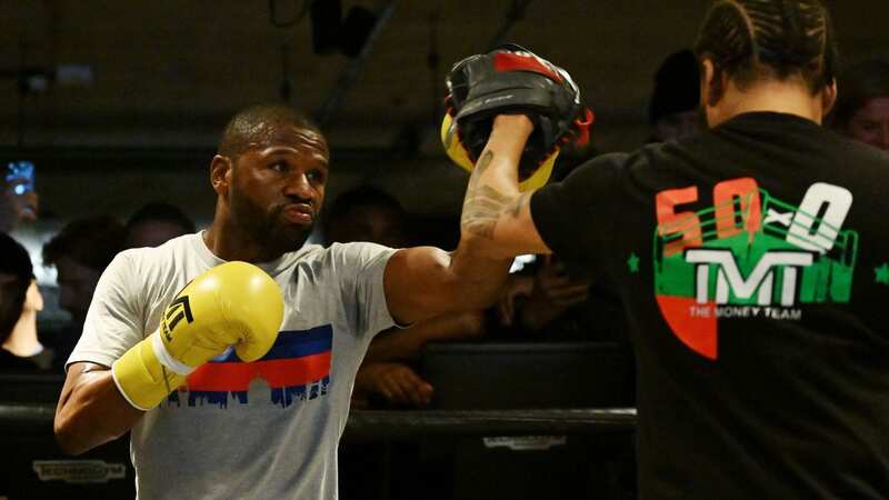 Floyd Mayweather displays frightening hand speed ahead of Aaron Chalmers fight