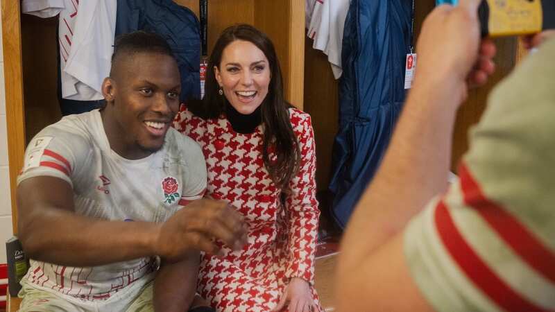Kate could be seen chatting with the England players (Image: KensingtonRoyal/Twitter)