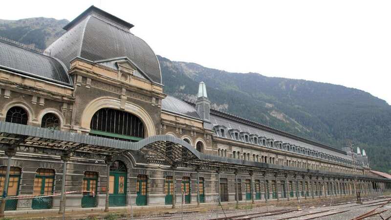 The derelict ticket hall in the Canfranc Station before the renovation (Image: Alamy Stock Photo)