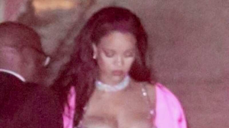 Pregnant Rihanna flashes $1.8m diamond belly chain at Beyonce