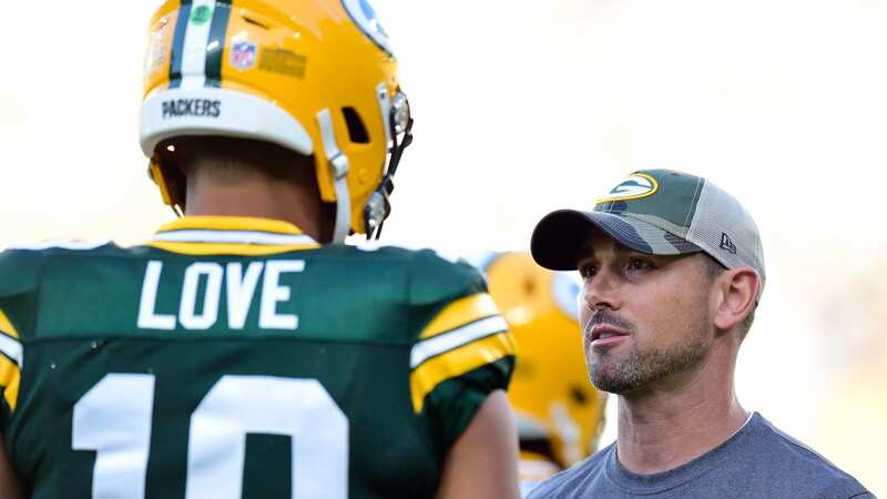 Head coach Matt LaFleur of the Green Bay Packers talks with Jordan Love. (Image: Patrick McDermott/Getty Images)