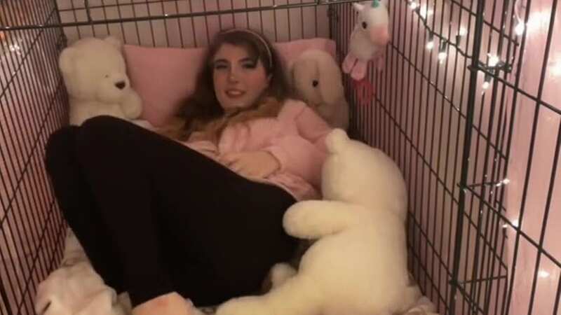 Lia Parker finds comfort from relaxing in a dog cage (Image: Jam Press Vid/@angelfairer)