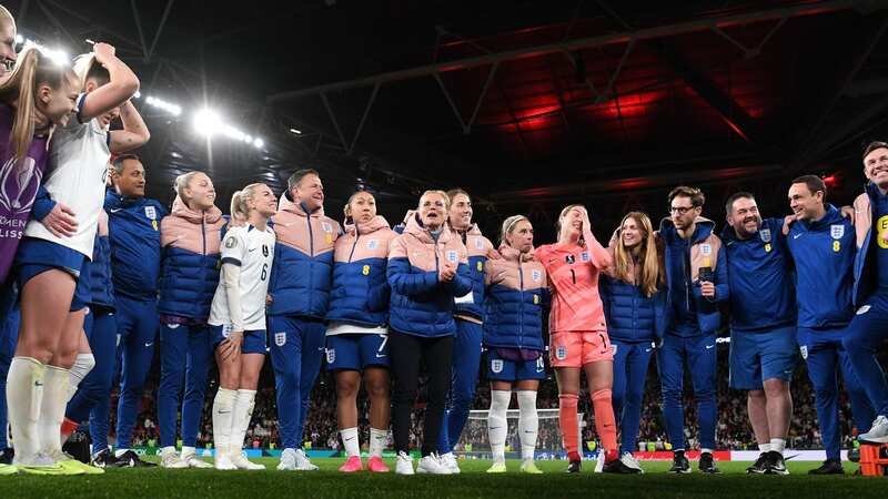 Sarina Wiegman addresses her England players ahead of the penalty shootout