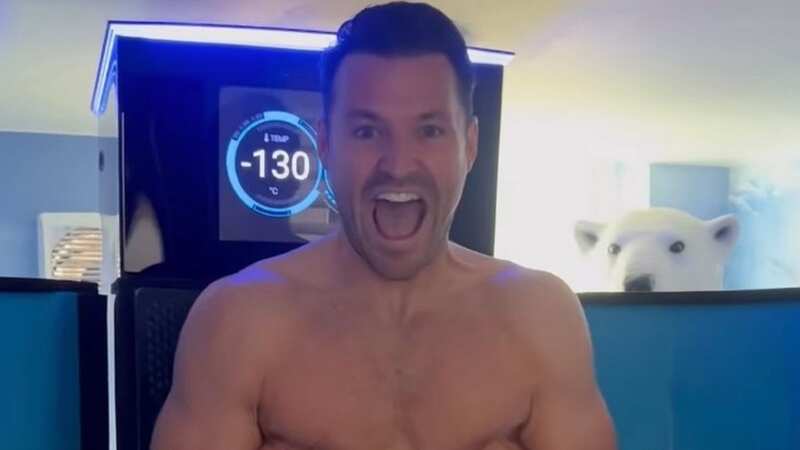 Mark Wright shows off impressive abs and shares London marathon training update