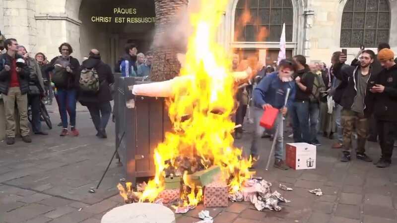 Effigy of Emmanuel Macron beaten with metal bars and burned in violent scenes