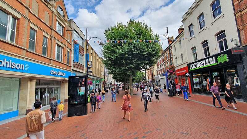 The incident happened on a high street in broad daylight sparking a warning for parents to be vigilant (Image: BerkshireLive - Grahame Larter)