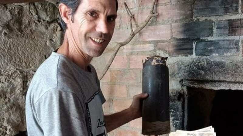 Builder Toño Piñeiro found £47,000 while renovating his home (Image: AGENCIA ATLAS / EFE)