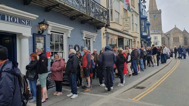 Hungry and thirsty diners outside Tenby House (Image: MEDIA WALES)