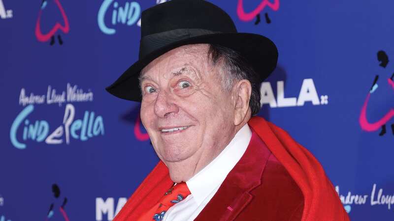 Dame Edna star Barry Humphries to get state funeral after intimate family event