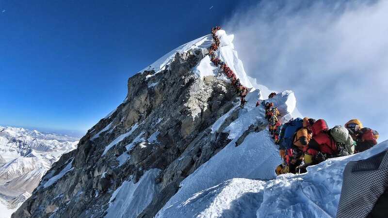 Queue of climbers ascending to Everest summit (Image: AFP/Getty Images)