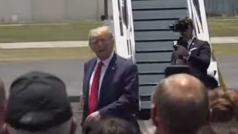 Trump steps off Trump Force One to crowds of cheering fans