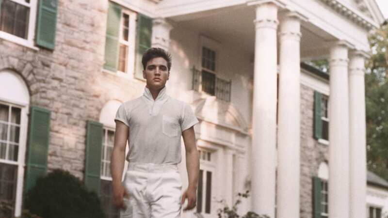 Elvis in the grounds of Graceland (Image: Michael Ochs Archives)