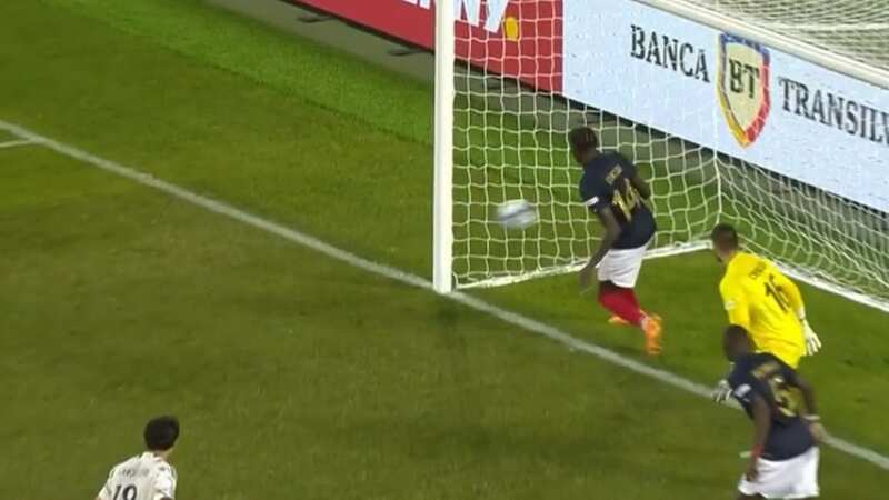 The referee did not give a goal - despite the ball crossing the line