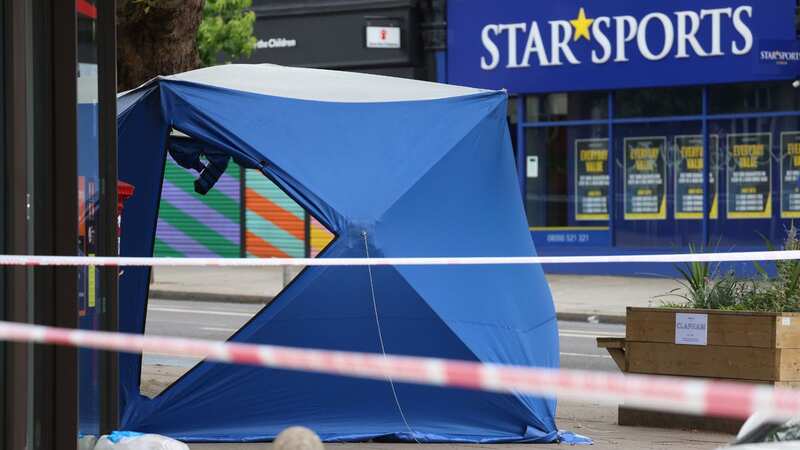 A blue tent has been erected in the area of Clapham High Street (Image: Ian Vogler / Daily Mirror)