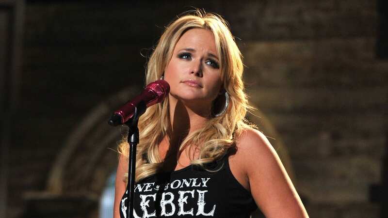 Miranda Lambert scolds fans for trying to take selfies while she