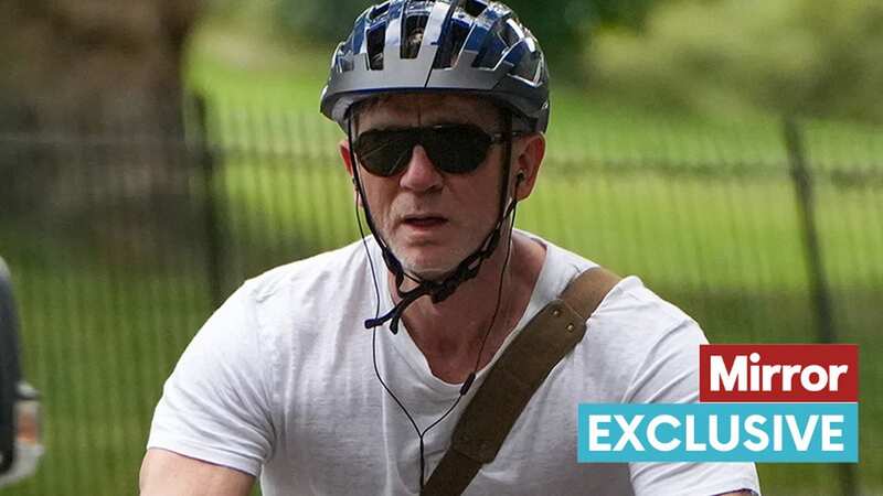 James Bond star Daniel Craig seen skipping red light on bike ride in London