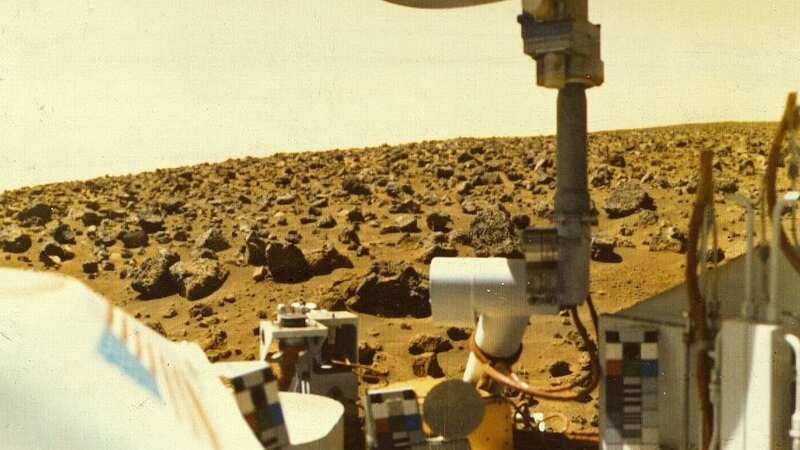 One of the two Viking probes investigates the surface of the planet Mars for the first time (Image: Getty Images)