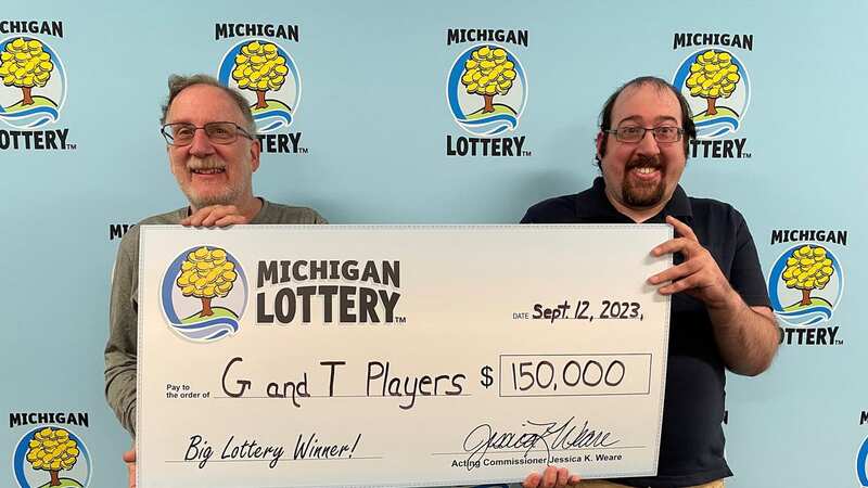 Gary (left) and Tim Mallet (right) from the city of St. Clair Shores, Michigan State, USA, pose with their big check (Image: Newsflash)