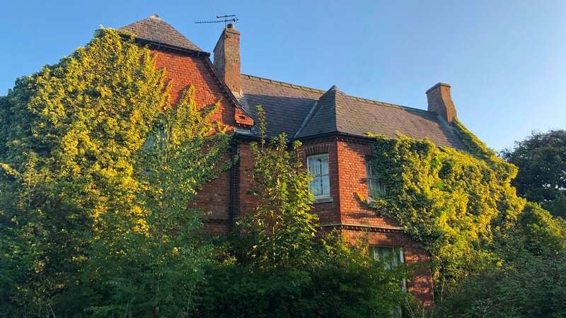 Eerie images of an abandoned Lincolnshire family home have emerged, including that of handwritten letter by a young girl who is rumoured to have been murdered (Image: mediadrumimages/@places_forgotten)