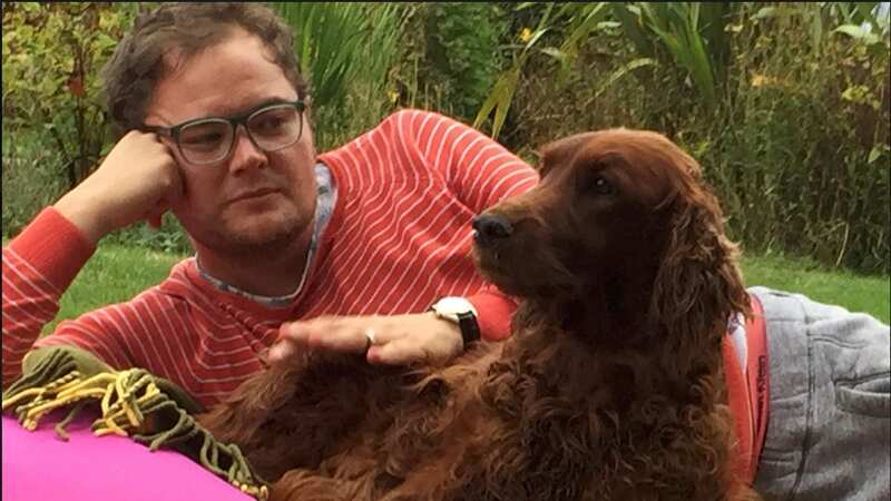Alan Carr with his red setter dog Bev (Image: Internet Unknown)