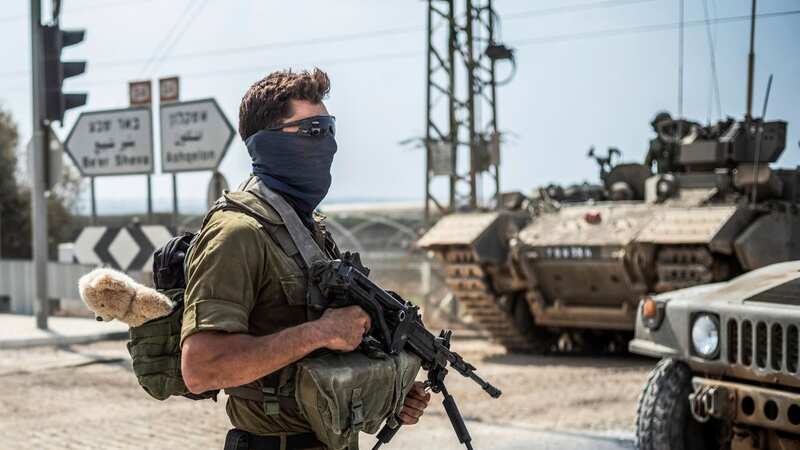 A soldier stands guard near the Israeli-Gaza border (Image: Ilia Yefimovich/picture-alliance/dpa/AP Images)