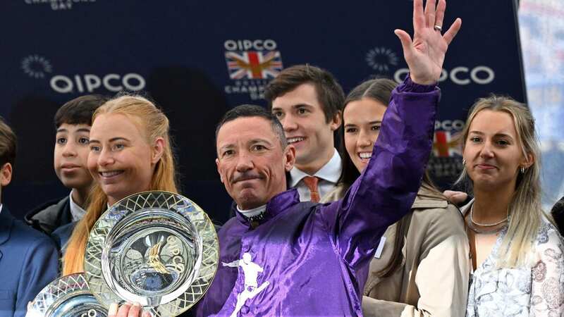 Frankie Dettori, surrounded by his family, takes the applause at Ascot (Image: AFP via Getty Images)