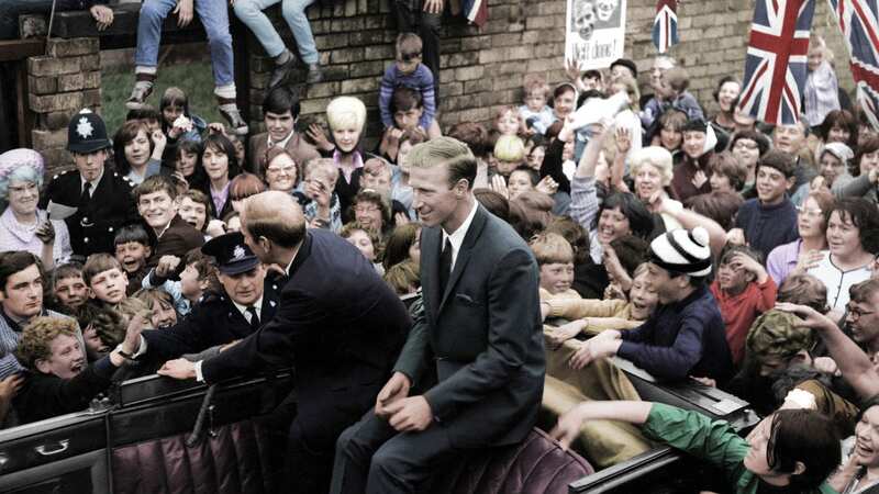 Bobby and Jack Charlton are cheered in their hometown after World Cup triumph in 1966 (Image: Mirrorpix)