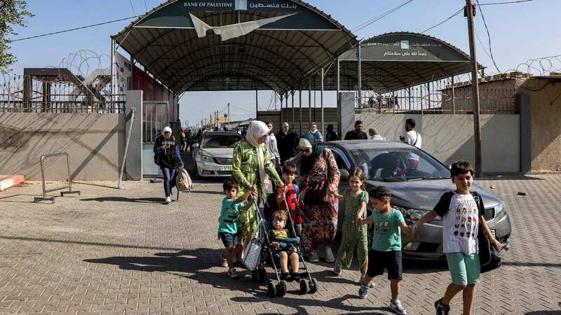 Palestinian refugees cross into Egypt (Image: AFP via Getty Images)