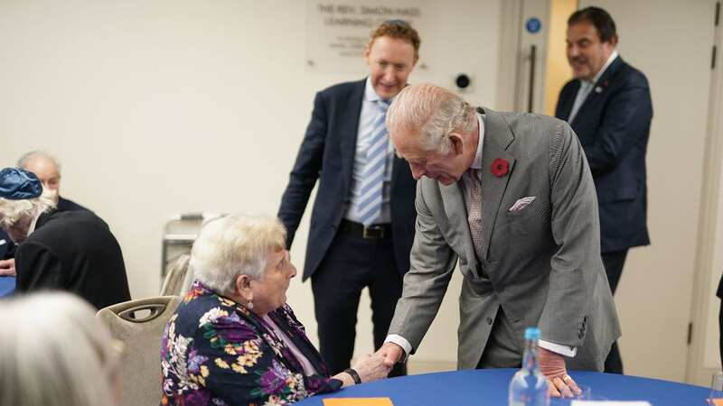 King smiles as he meets Jewish Kindertransport refugees during synagogue visit