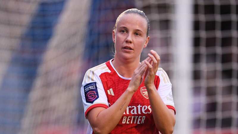 Beth Mead thanks the fans as she is subbed during Arsenal