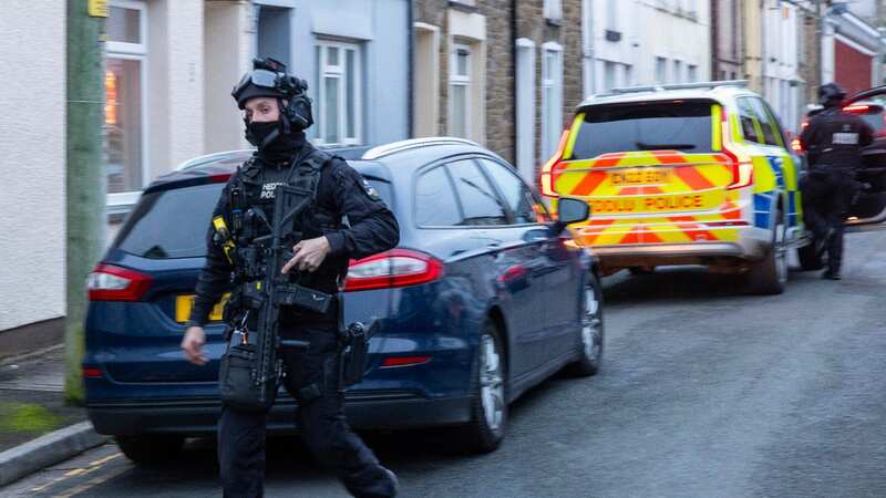 Armed Police enter a property in connection to the stabbing (Image: Rowan Griffiths / Daily Mirror)