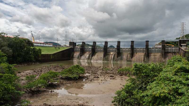 Low water levels outside the Miraflores locks of the Panama Canal (Image: Bloomberg via Getty Images)