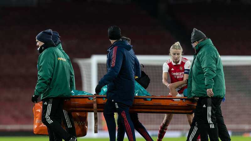 Vivianne Miedema of Arsenal Women leaves the pitch injured as Leah Williamson supports her (Image: Photo by Gaspafotos/MB Media/Getty Images)