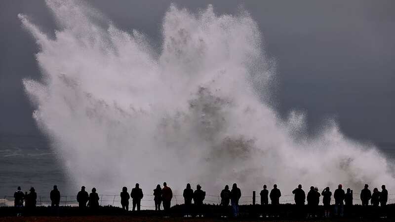 Large waves crash in to Duncan
