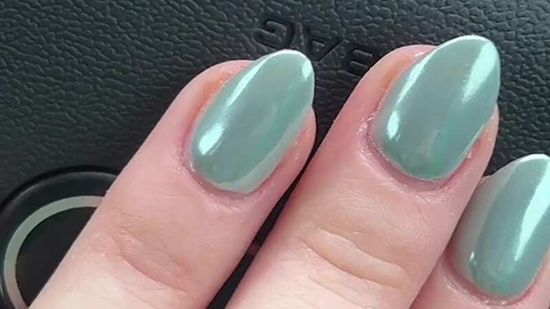 People have been left with divided opinions over what colour her nails are (Image: caitlinandleahh/TikTok)