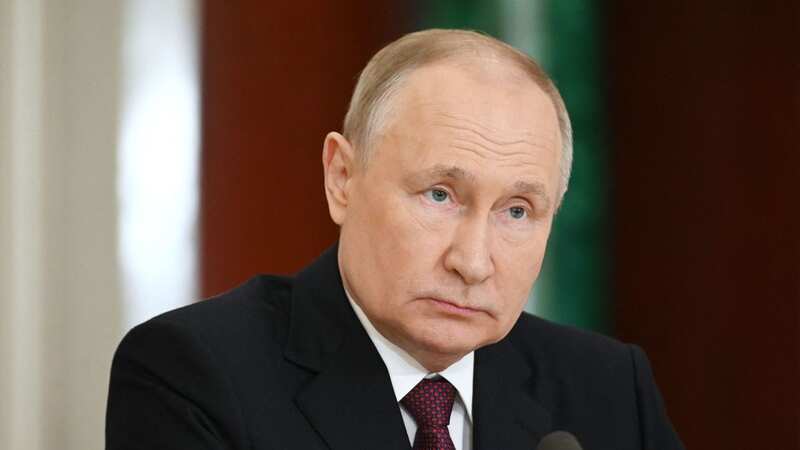 Military experts have offered advice for how to stop Vladimir Putin